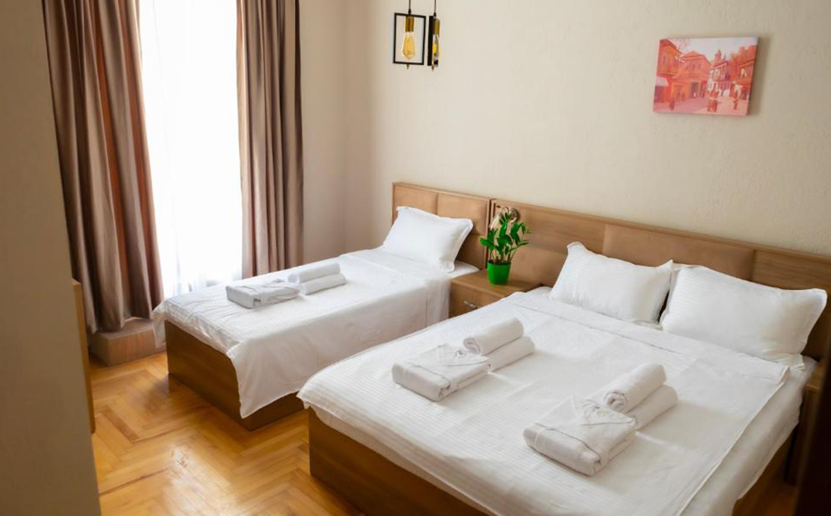 კახეთში, ნომერი 2 ან 3 სტუმარზე საუზმით და აივნით